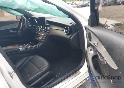 2018 Mercedes-Benz C 300 z USA, uszkodzony, nr VIN 55SWF4JB5JU268060